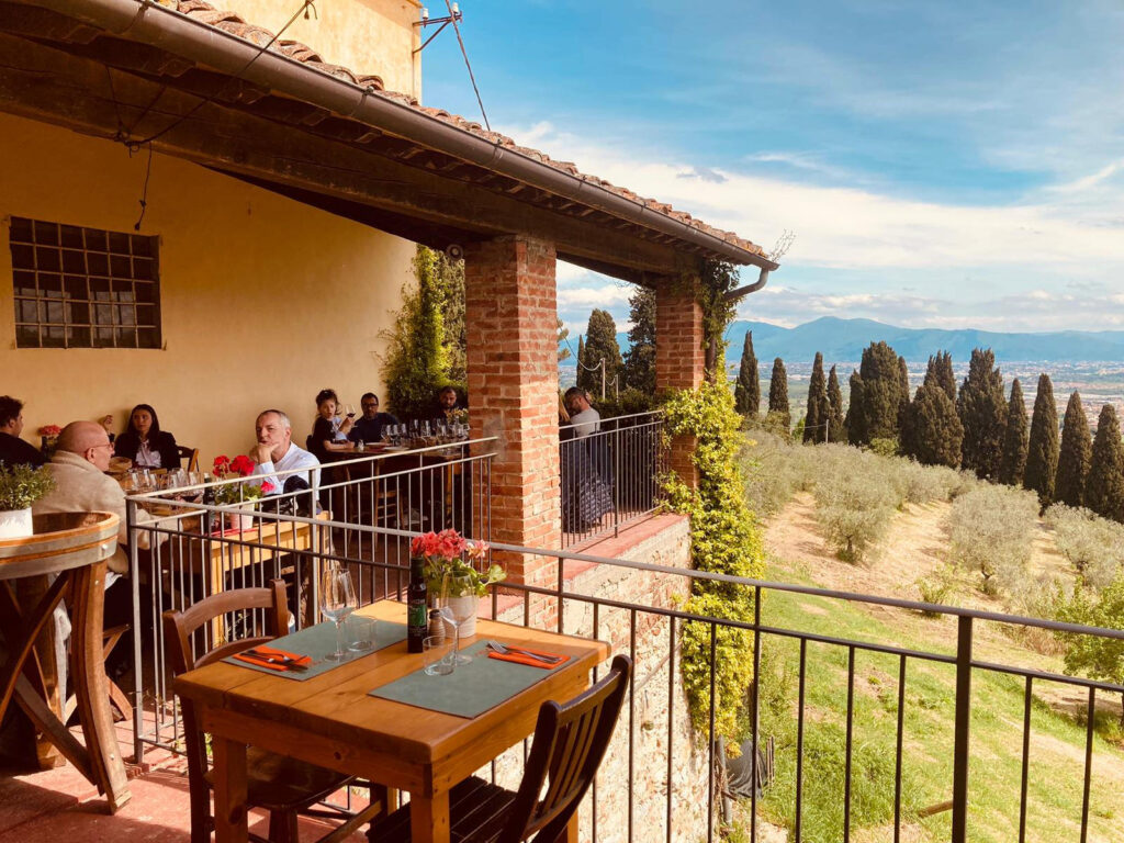 La terrazza con vista panoramica de La Vinsantaia enoteca con cucina a Carmignano in Toscana