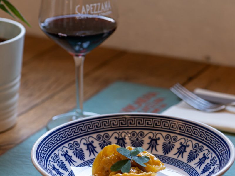 La Vinsantaia di Capezzana propone cucina tipica toscana associata a vini pregiati di loro produzione
